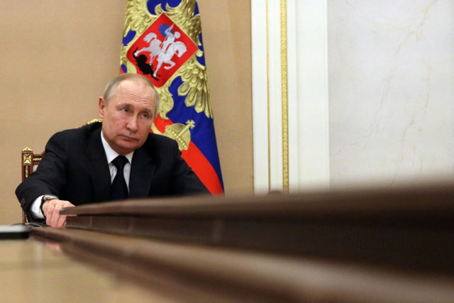 putin-moscow-meeting-table-GettyImages-1239075420