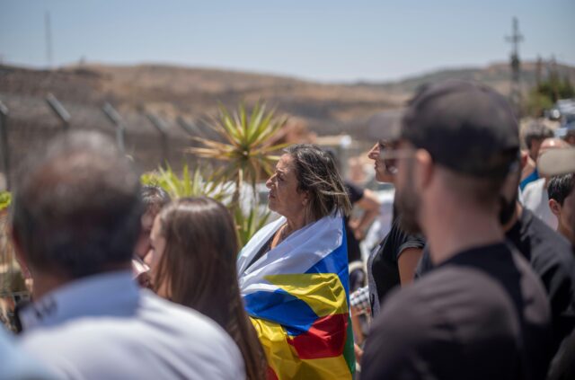 Majdal Shams. 17th July, 2025. Syrian Druze are seen by the Israel-Syria border at Majdal-Shams. Hundreds of people have reportedly fled from Syria into Israel following the outbreak of violence in the south of the country. Credit: Ilia Yefimovich/dpa/Ala