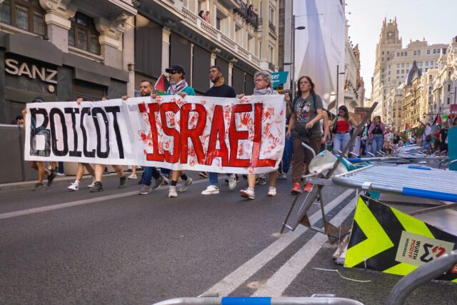 Anti-genocide_protesters_disrupt_Vuelta_finale_-_250914_191444-1320x880
