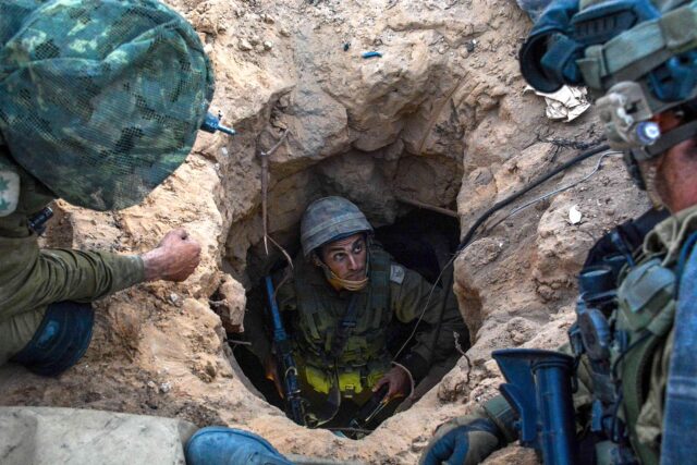 IDF_Paratroopers_Operate_Within_Gaza_(14538982609)