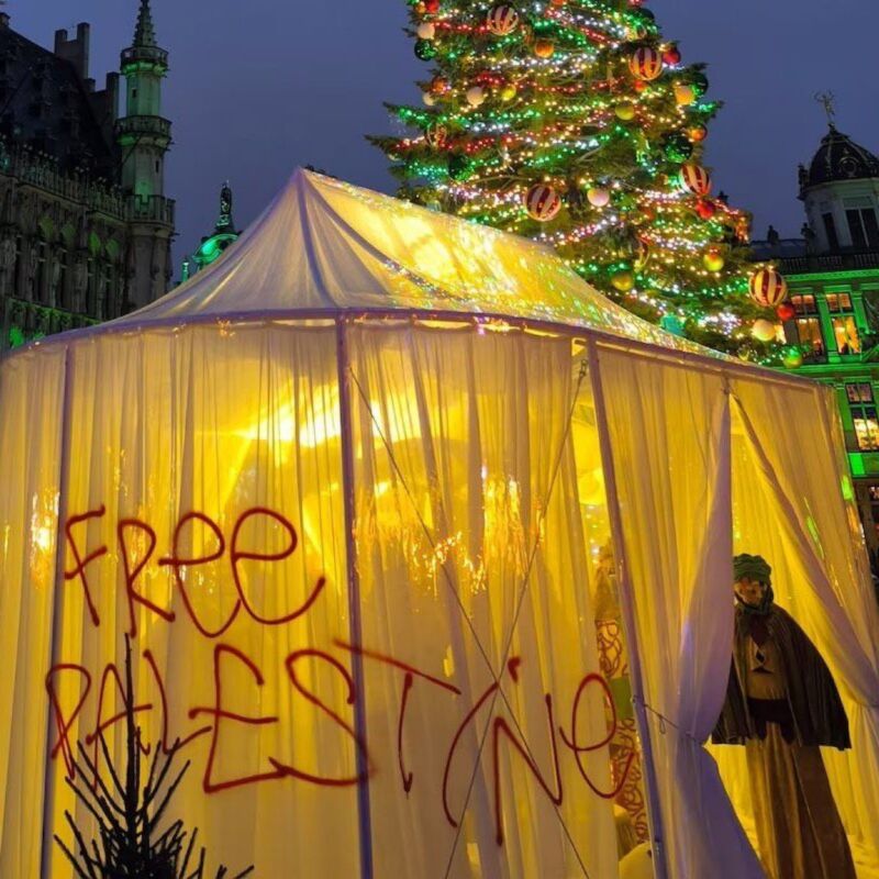 Image for the Tweet beginning: Christmas in Brussels:

The statue of